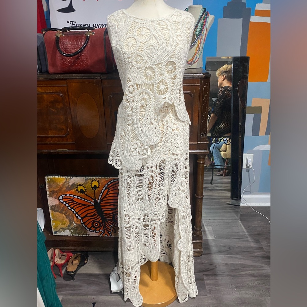 Lace set with a slit skirt